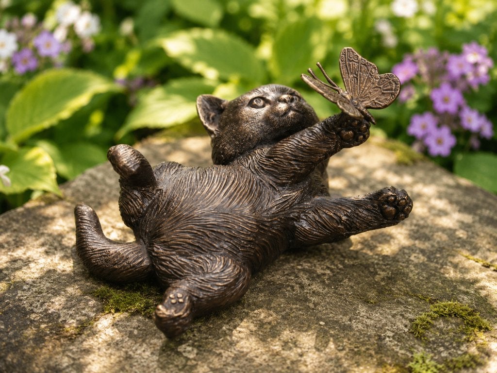 Bronzen beeld/ Kitten spelend met vlinder / brons / poes/kat, Nieuw, Info@huisentuindecoratiemarie.nl, Huis en tuin decoratie marie