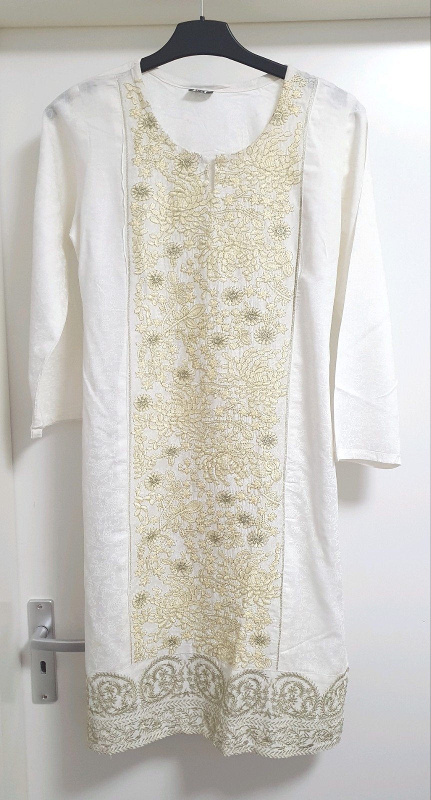Witte jurk met gouden borduursels - Maat S, Wit, Ophalen of Verzenden, Zo goed als nieuw, Knielengte