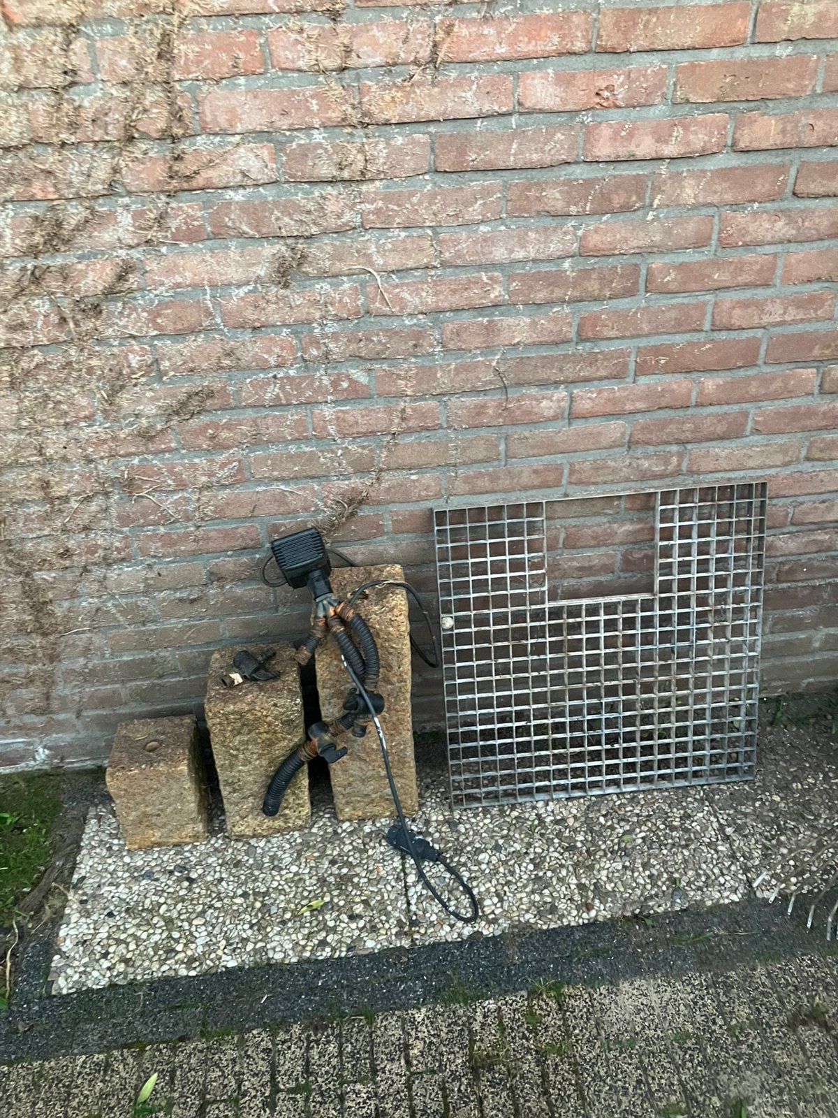 Gratis: 3 fonteinen met goed werkende waterpomp en rooster., Ophalen, Zo goed als nieuw, Beregeningspomp
