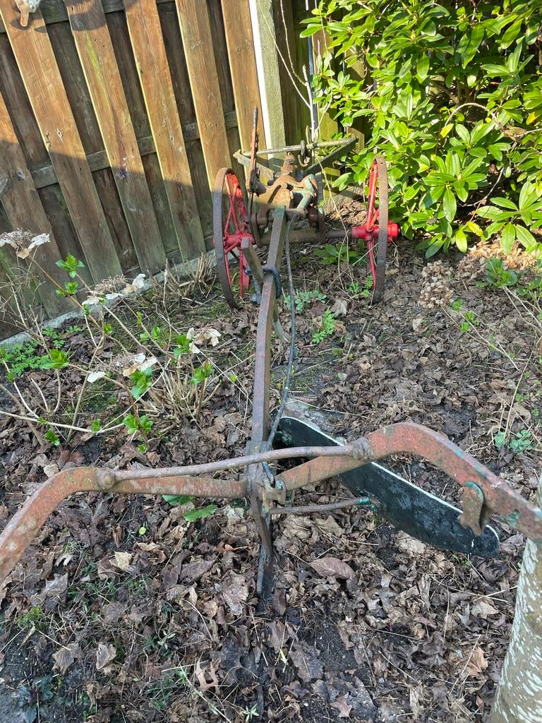 Antieke ploeg met rode wielen - Decoratief tuinstuk, Ophalen of Verzenden