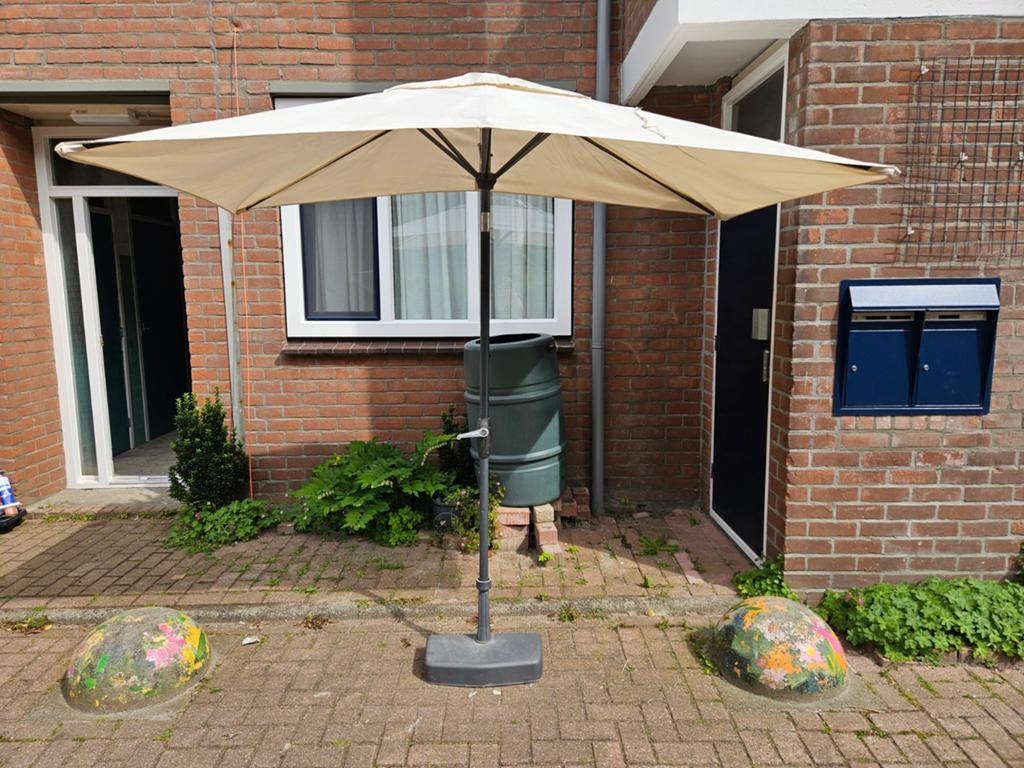 Crèmekleurige parasol met voet, Tuin en Terras, Parasols, Ophalen, Gebruikt, Kantelbaar, 2 tot 3 meter