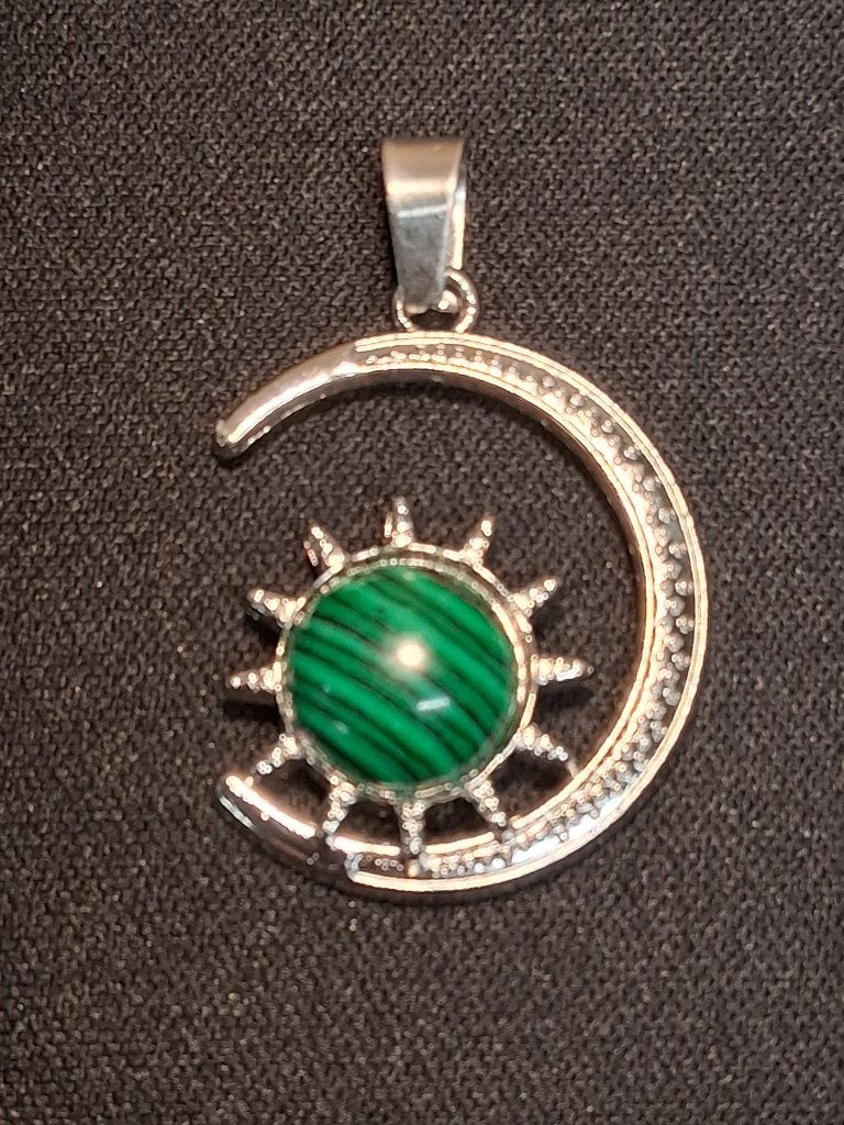 hanger zilverkleurig maantje met malachiet zonnetje, Nieuw, Ophalen of Verzenden, Steen of Mineraal, Met edelsteen