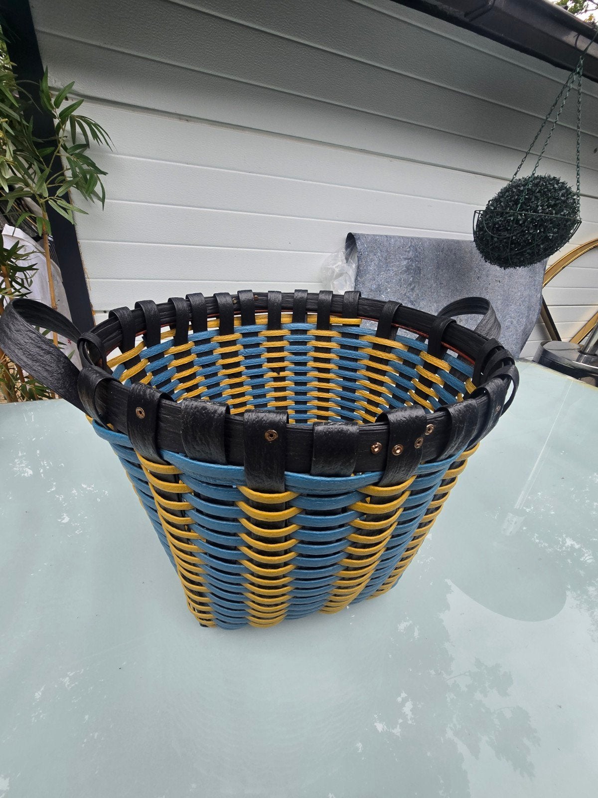 Gevlochten mand van gerecycled materiaal, Ophalen, Kunststof, Mand, Gevlochten