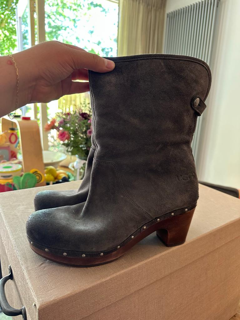 Originele Uggs maat 40 - Comfortabele en stijlvolle laarzen, Ophalen of Verzenden, Gedragen, Grijs, Lage of Enkellaarzen