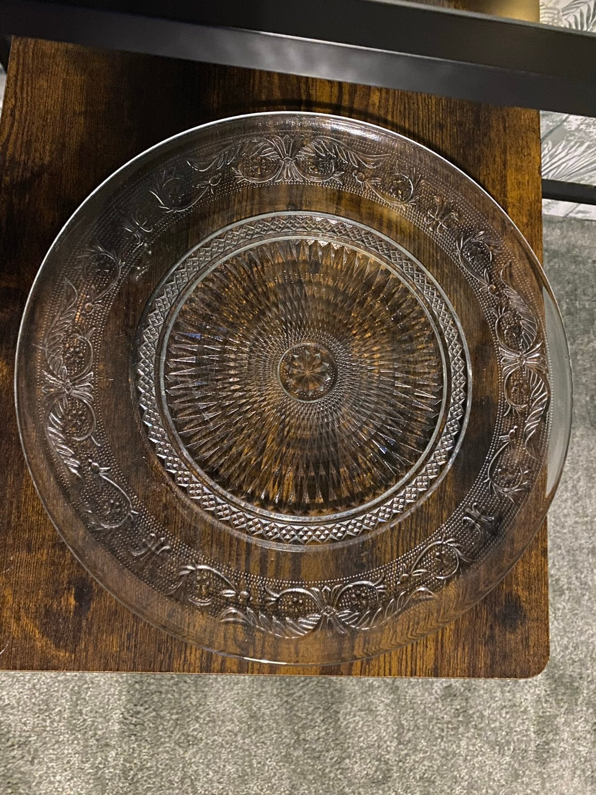 Vintage glazen schaal decoratief taart schaal kristal look, Ophalen of Verzenden