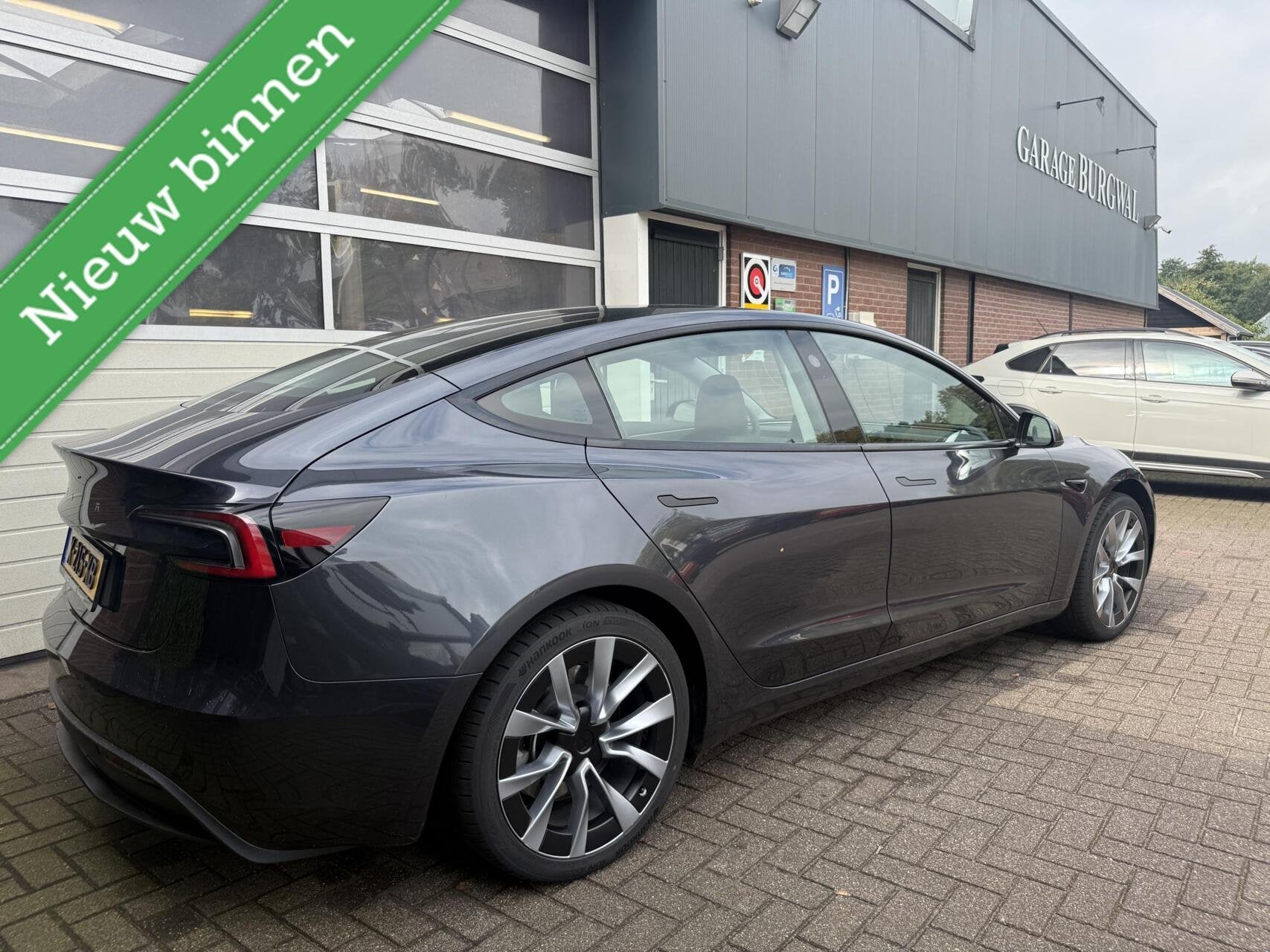 Tesla Model 3 RWD 60 kWh TREKHAAK/PANO *ALL-IN PRIJS*, Auto's, Automaat, 12 maanden, Achterwielaandrijving, Zwart