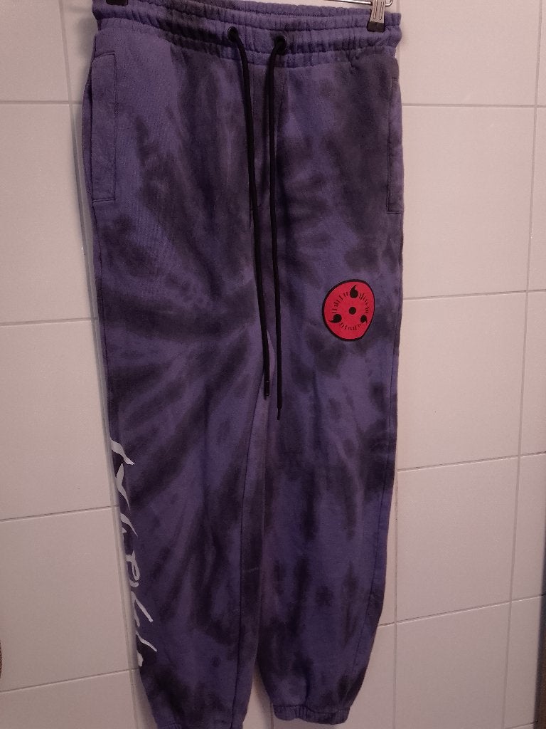 Bershka x Naruto Shippuden Sasuke Joggingbroek Tie-Dye M XS, Paars, Overige typen, Ophalen of Verzenden, Zo goed als nieuw
