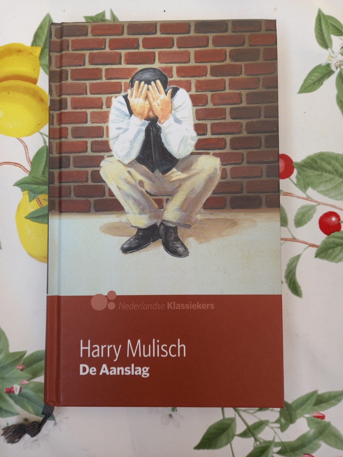 W Harry Mulisch - De aanslag (Nederlandse Klassiekers), Boeken, Literatuur, Ophalen of Verzenden, Zo goed als nieuw, Harry Mulisch