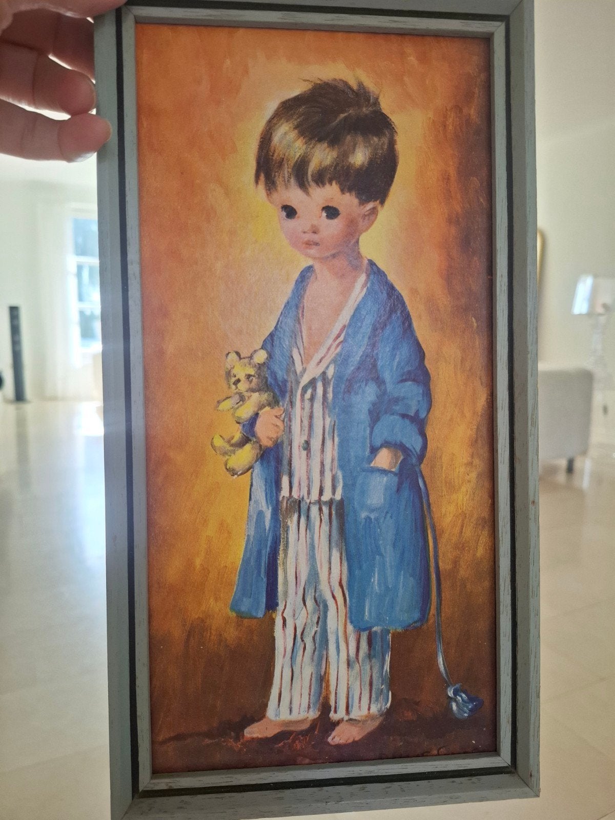 vintage schilderijtje. jongetje in pyjama en badjas., Antiek en Kunst, Ophalen of Verzenden, Hout