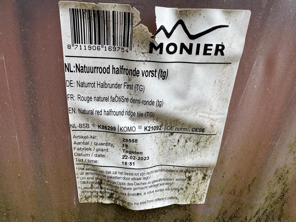 Monier natuurrood halfronde vorsten en éen eindvorst, Doe-het-zelf en Verbouw, Dakpannen en Dakbedekking, Ophalen, Steen of Klei