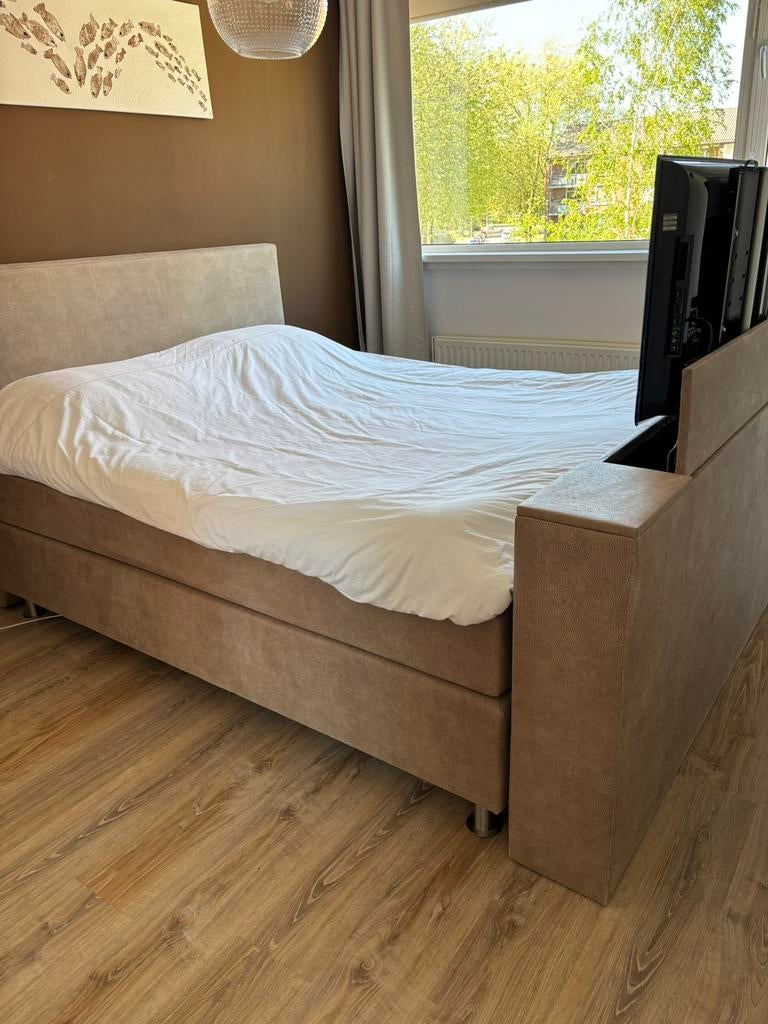 Boxspring met tv lift, Ophalen, Bruin, Tweepersoons, Zo goed als nieuw