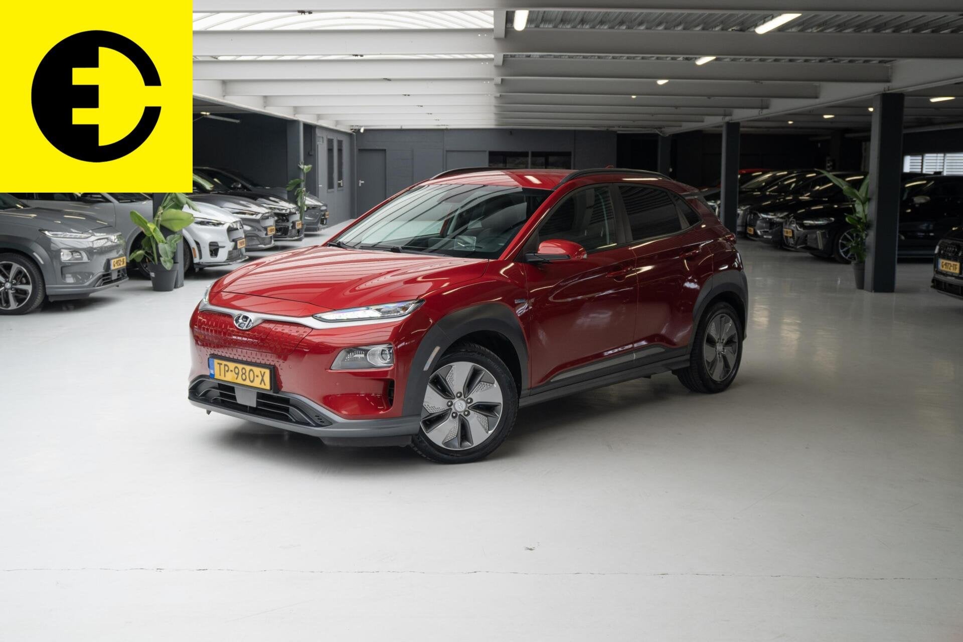 Hyundai Kona EV Premium 64 kWh | Stoelverkoeling | HUD | Stu, Gebruikt, Zwart, 64 kWh, SUV of Terreinwagen