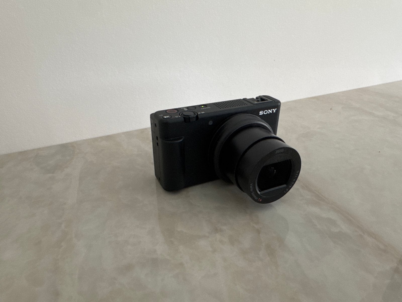 Sony ZV-1M2 Vlogcamera met 3 accu's en 32GB SSD - ZGAN, Ophalen of Verzenden, Zo goed als nieuw, Accu, Sony