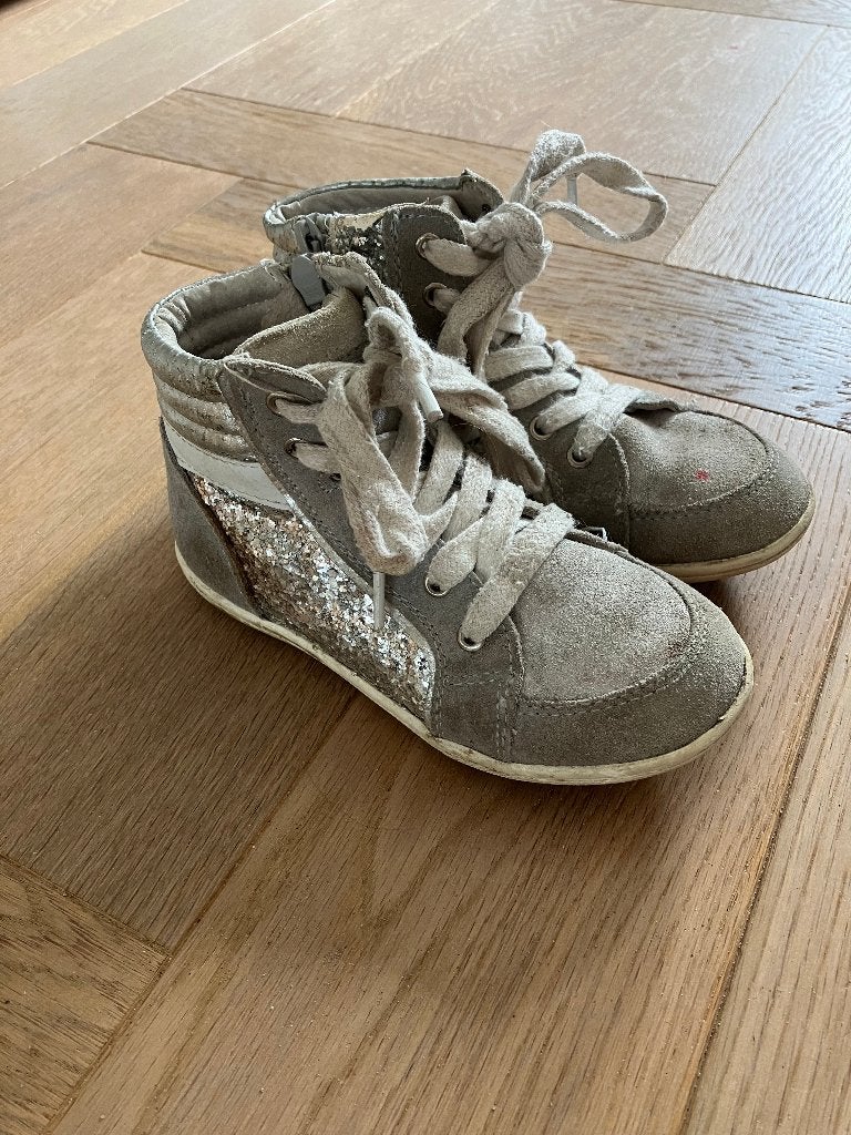 Leuke lichtgrijze/zilveren hoge sneakers Hush Puppies mt 27, Gebruikt, Meisje, Hush Puppies, Schoenen