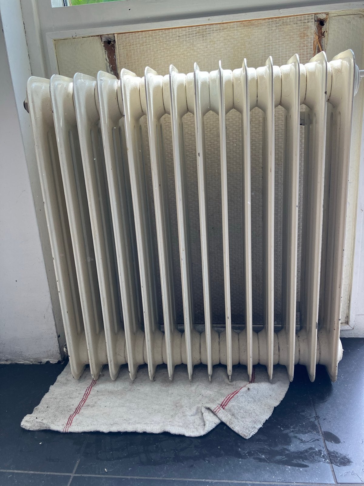Gietijzeren radiator 60x60x15 cm met ophangbeugels en knop, Doe-het-zelf en Verbouw, Verwarming en Radiatoren, Gebruikt, Radiator