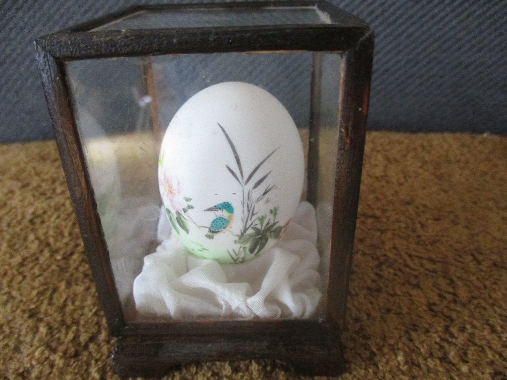 beschilderd ei in vitrine doosje, Ophalen of Verzenden