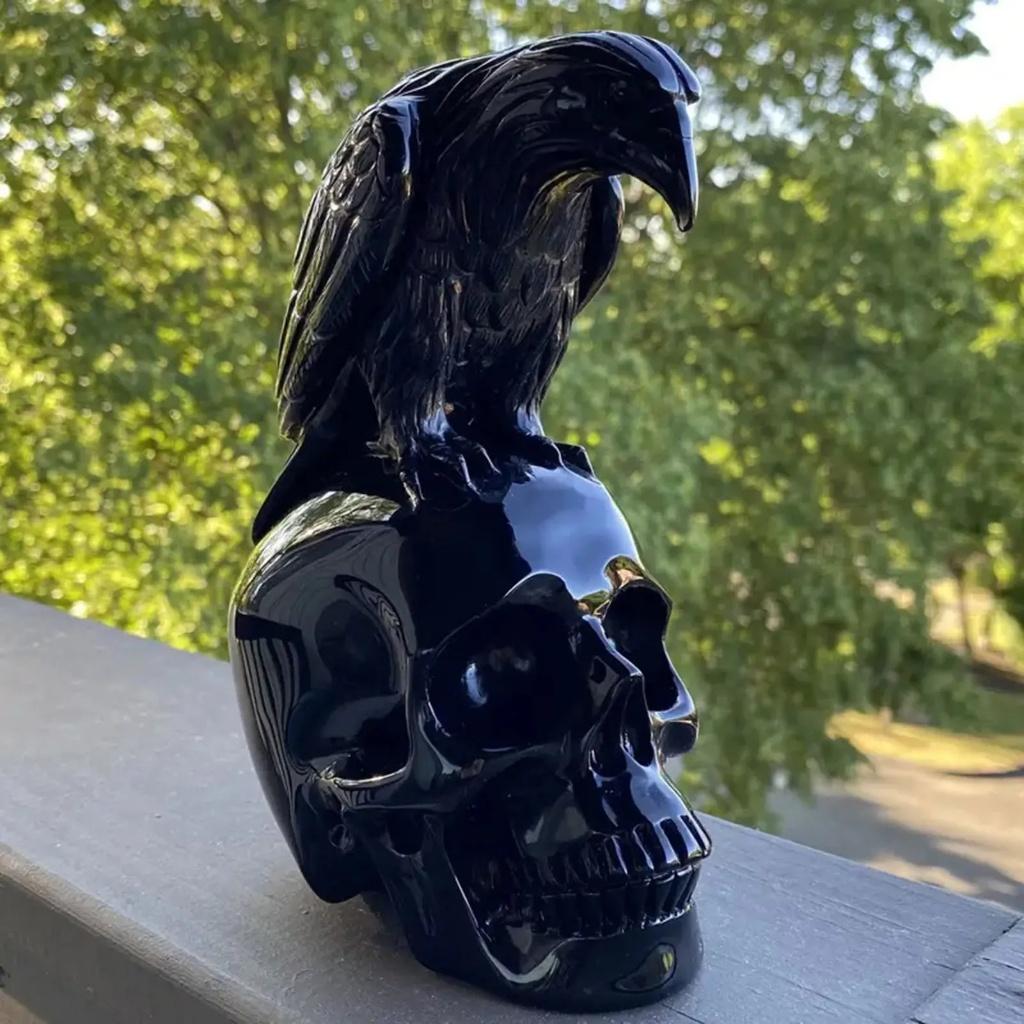 Decoratief beeldje Kraai op Schedel zwart (18cm)