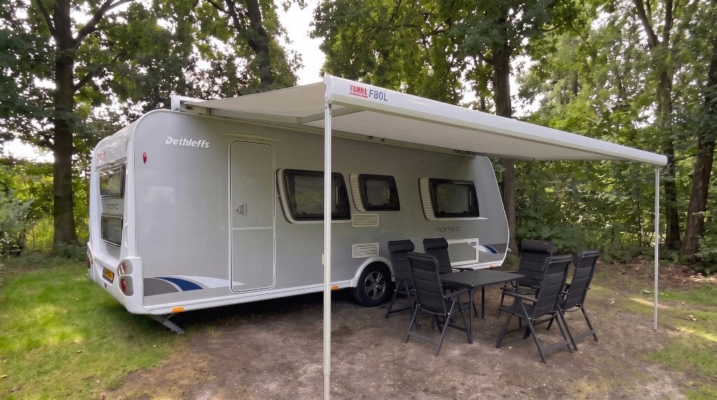 Dethleffs Nomad 530 SK | Direct Beschikbaar | Stapelbed, Caravans en Kamperen, Caravans, Schokbreker, Treinzit, Particulier, Omvormbare zithoek