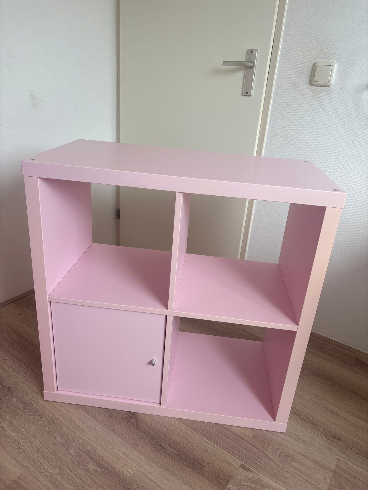 Roze IKEA Kallax kast 4 vakken met deurtje - Kinderkamer, Ophalen, Gebruikt