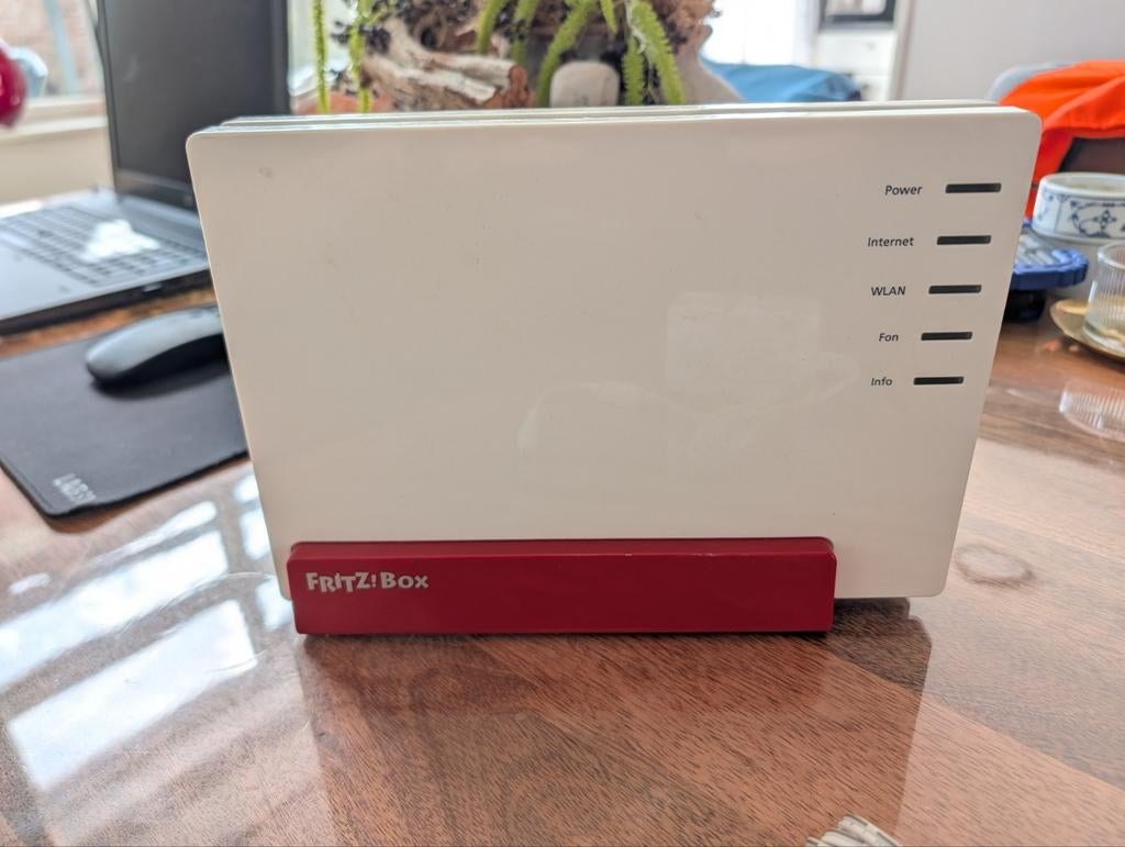 Fritz!Box 7581 Router - Zo goed als nieuw, Computers en Software, Routers en Modems, Zo goed als nieuw, Router met modem, Ophalen of Verzenden
