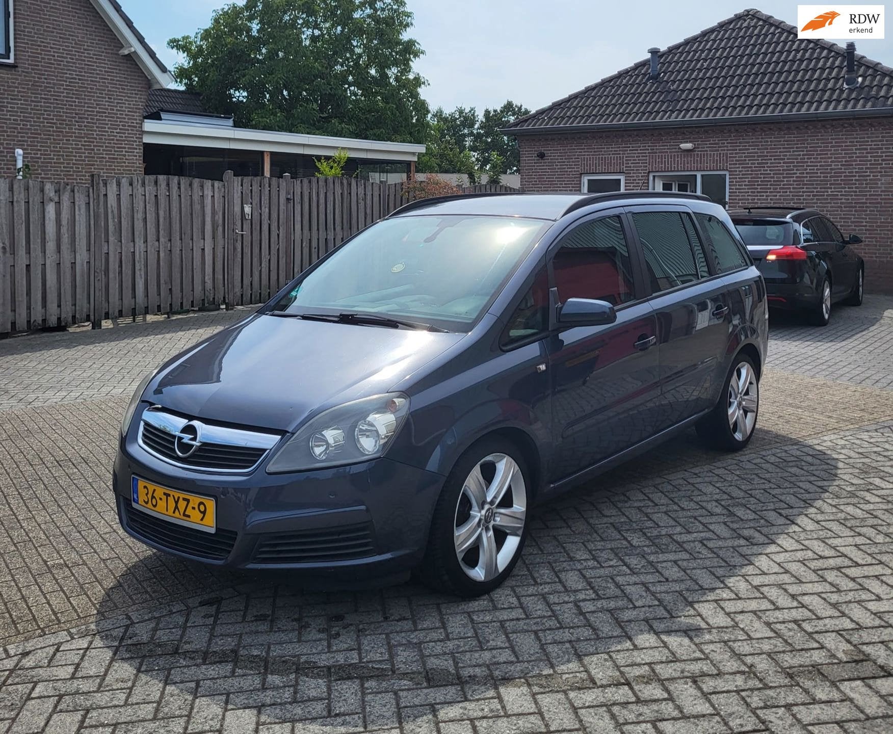 Opel Zafira 1.8 Automaat, 7-Pers, CruisC, BT/Navi, APK 8/27!, Auto's, Opel, Stof, Zwart, 4 cilinders, Blauw