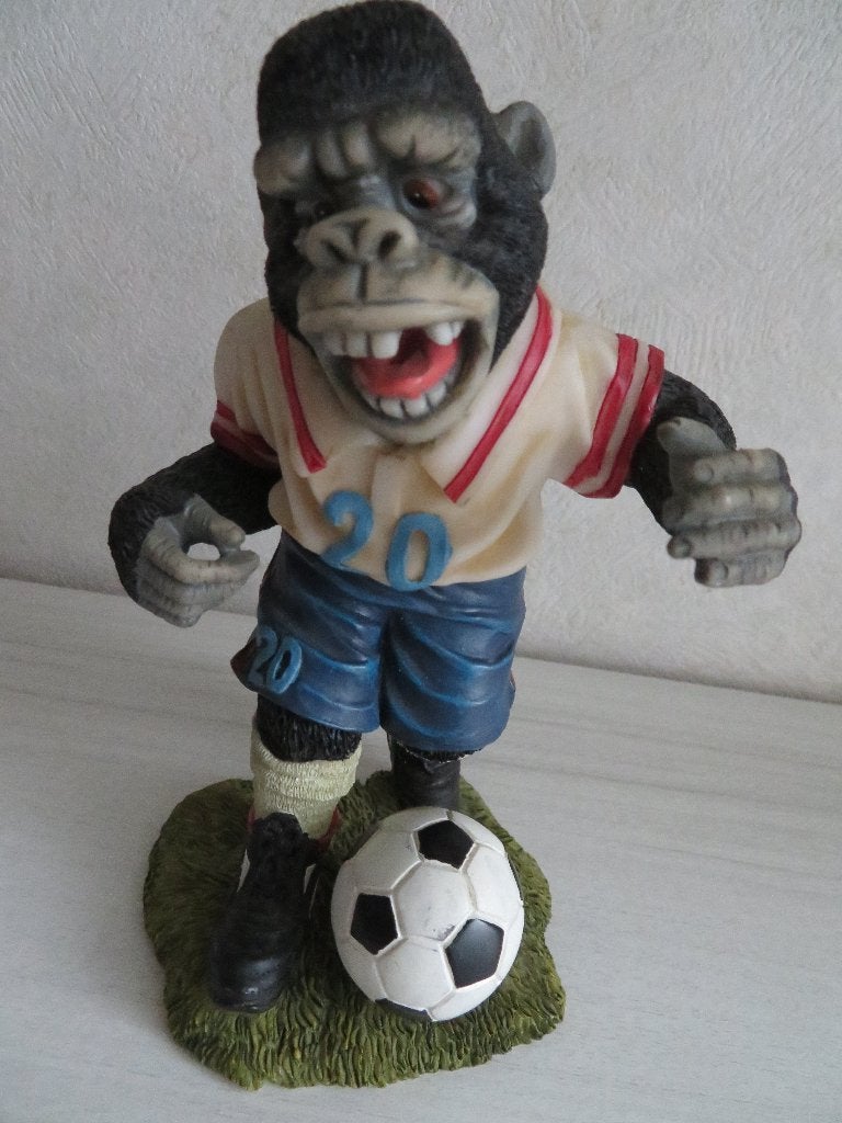 Gorilla Voetballer Beeldje - Uniek Decoratiestuk, Ophalen of Verzenden, Gebruikt, Dier