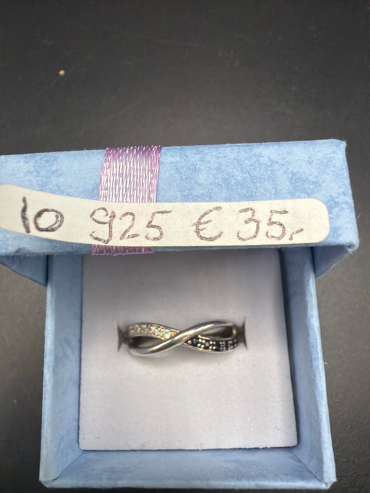 Zilveren Infinity Ring met Zwarte en Witte Steentjes, Ophalen of Verzenden, Zo goed als nieuw, X, Met edelsteen