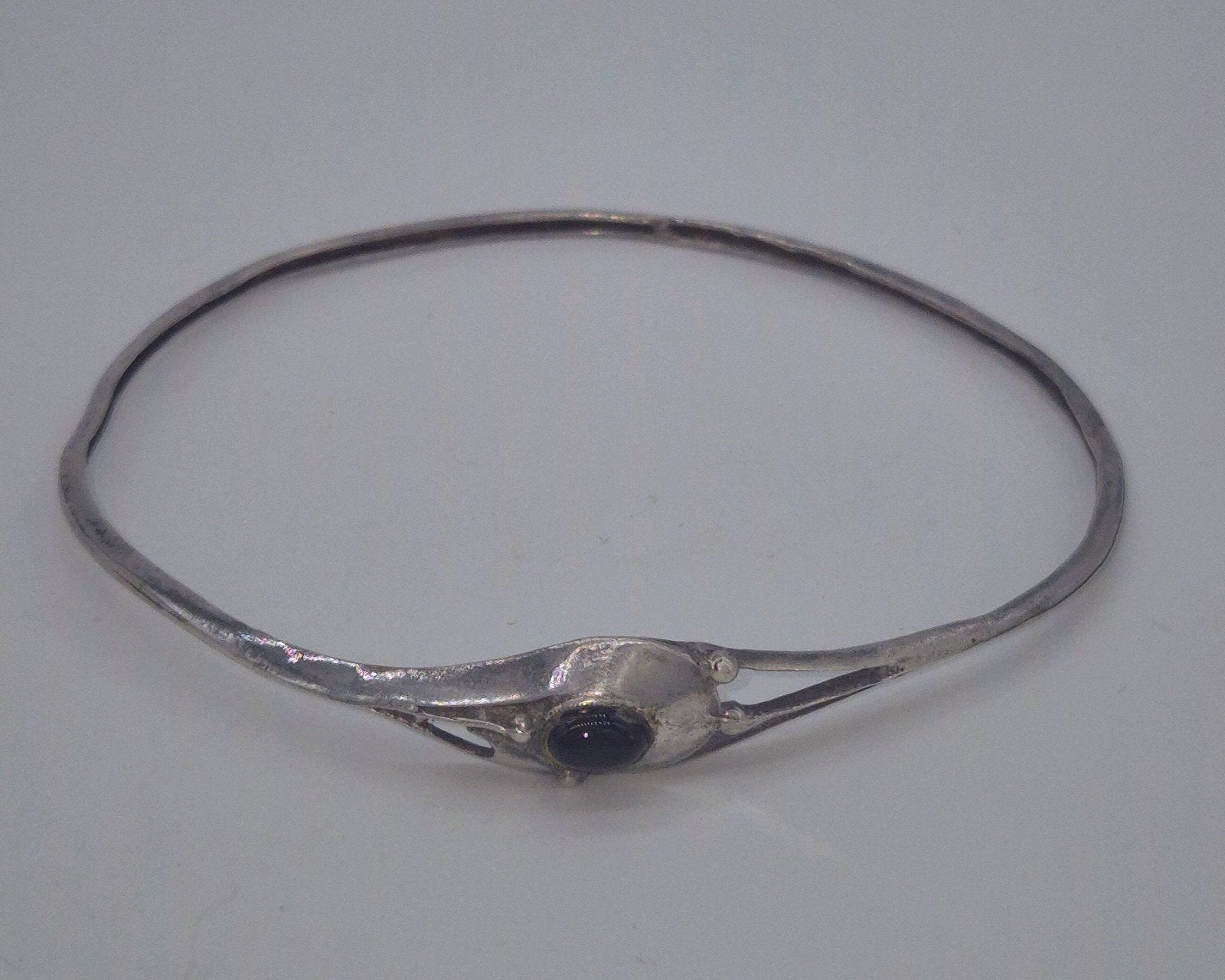 Mooie vintage zilveren bangle met onyx, Gebruikt, Verzenden, Met edelsteen, Zilver