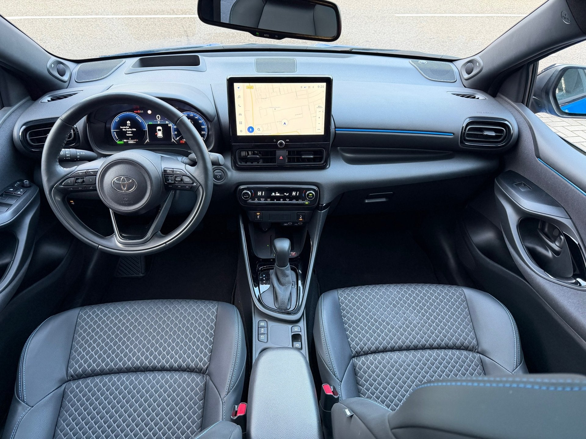 Toyota Yaris 1.5 Hybrid 130 Launch Edition I PANO I HEAD-UP, Gebruikt, Blauw, 450 kg, 1490 cc