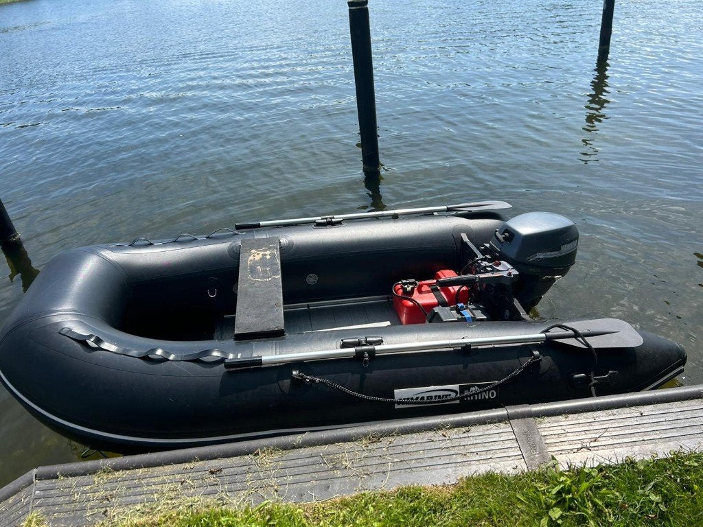 Zwarte rib 290cm met Yamaha 6pk autostart, Ophalen, Aluminium, Inclusief motor, Zo goed als nieuw
