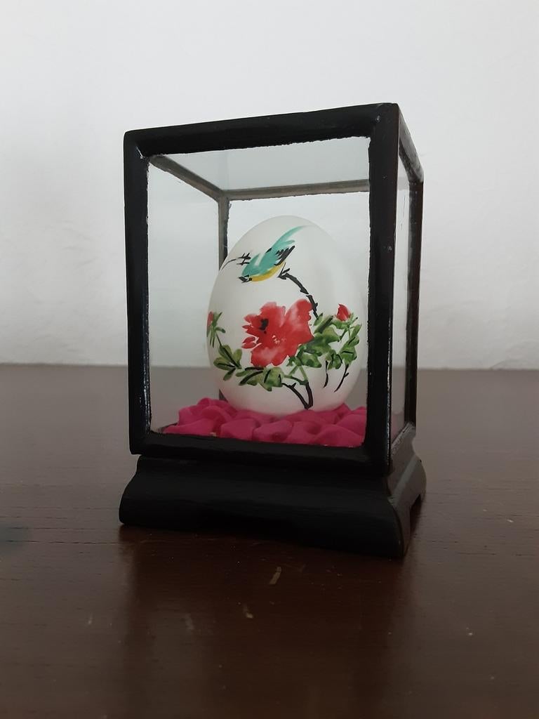 Handbeschilderd ei in miniatuur vitrine 10cm hoog., Ophalen of Verzenden