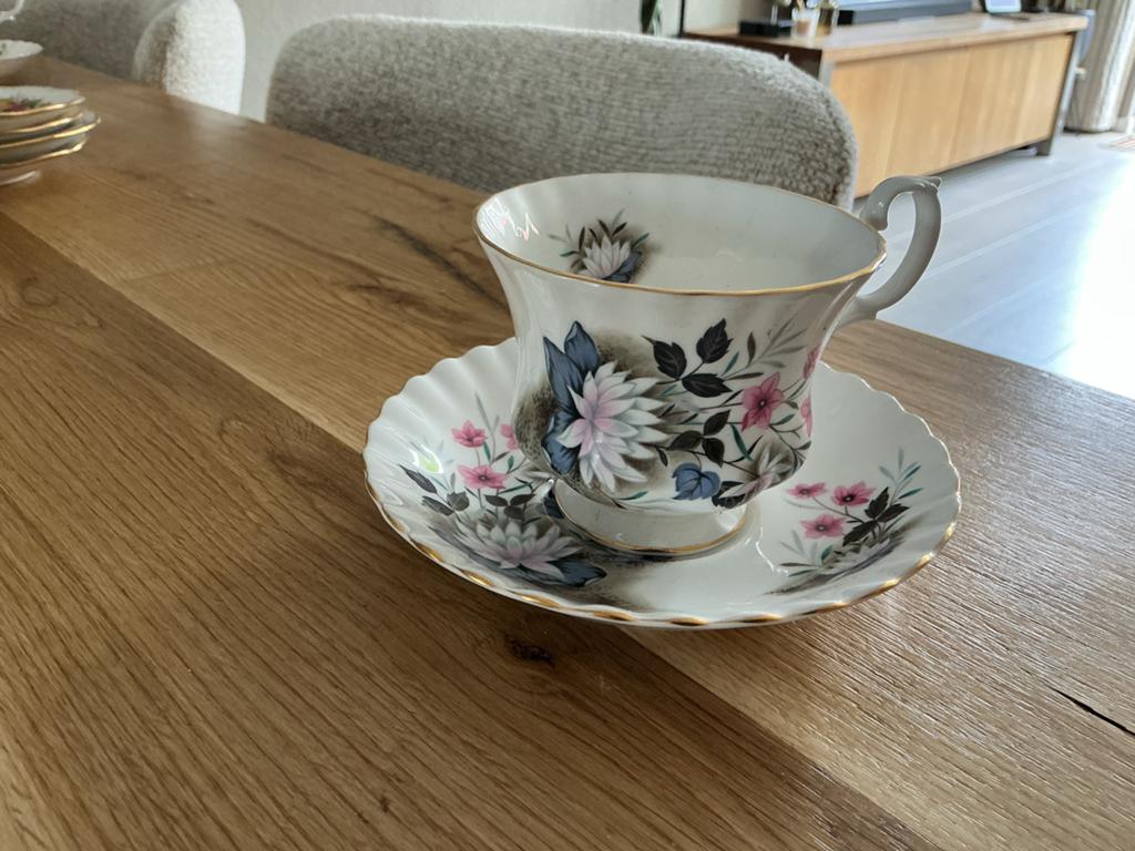 Vintage Richmond Bone China kop en schotel, bloemmotief, Ophalen of Verzenden