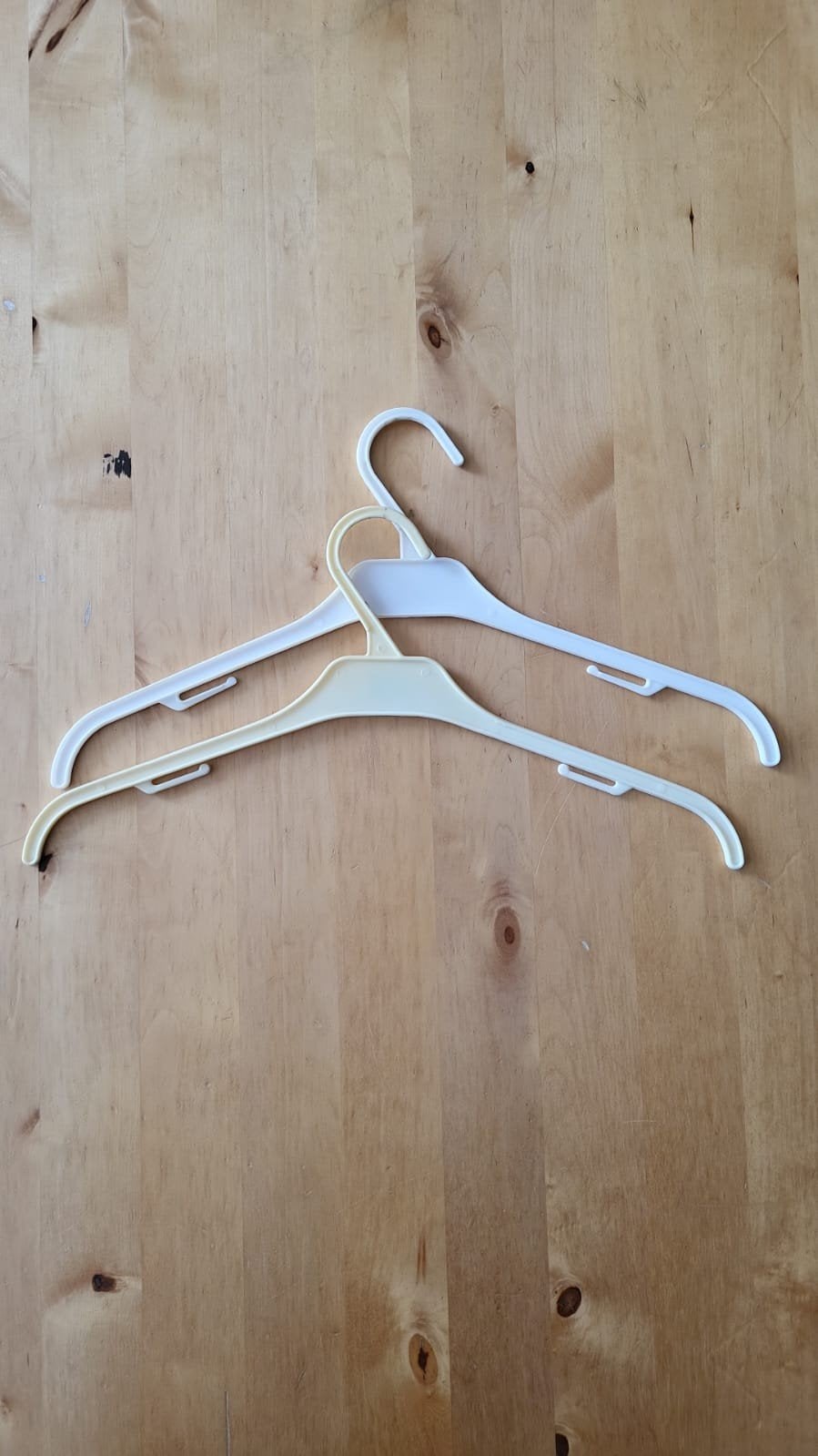 2x kledinghangers - wit en crème - gebruikt, Kleding | Dames, Ophalen of Verzenden, Gebruikt, Kunststof, Kinderen en Volwassenen