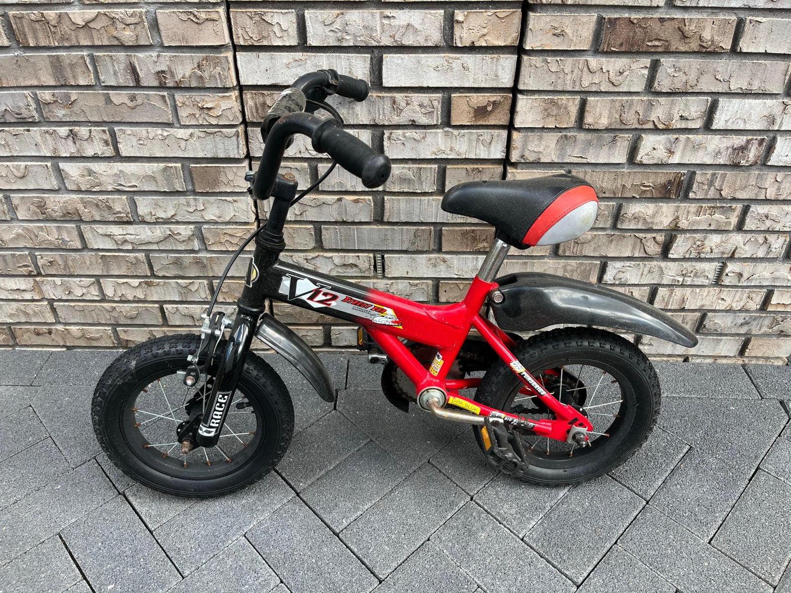 Kinderfiets rood/zwart - V12 - 12 inch, Ophalen, Gebruikt, Velgrem, Minder dan 16 inch