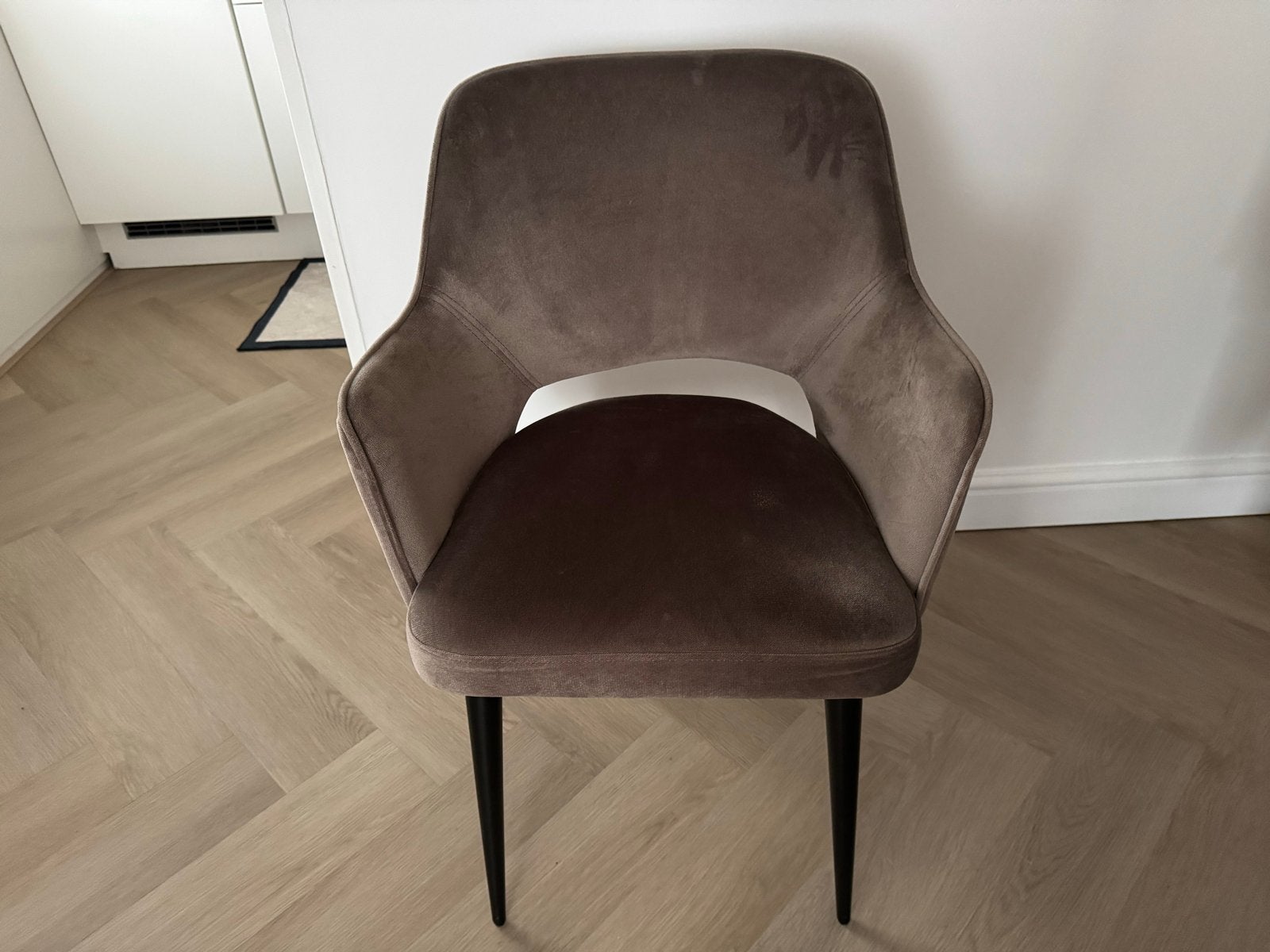4 Stijlvolle fluwelen eetkamerstoelen, Ophalen, Bruin, Zo goed als nieuw, Eén