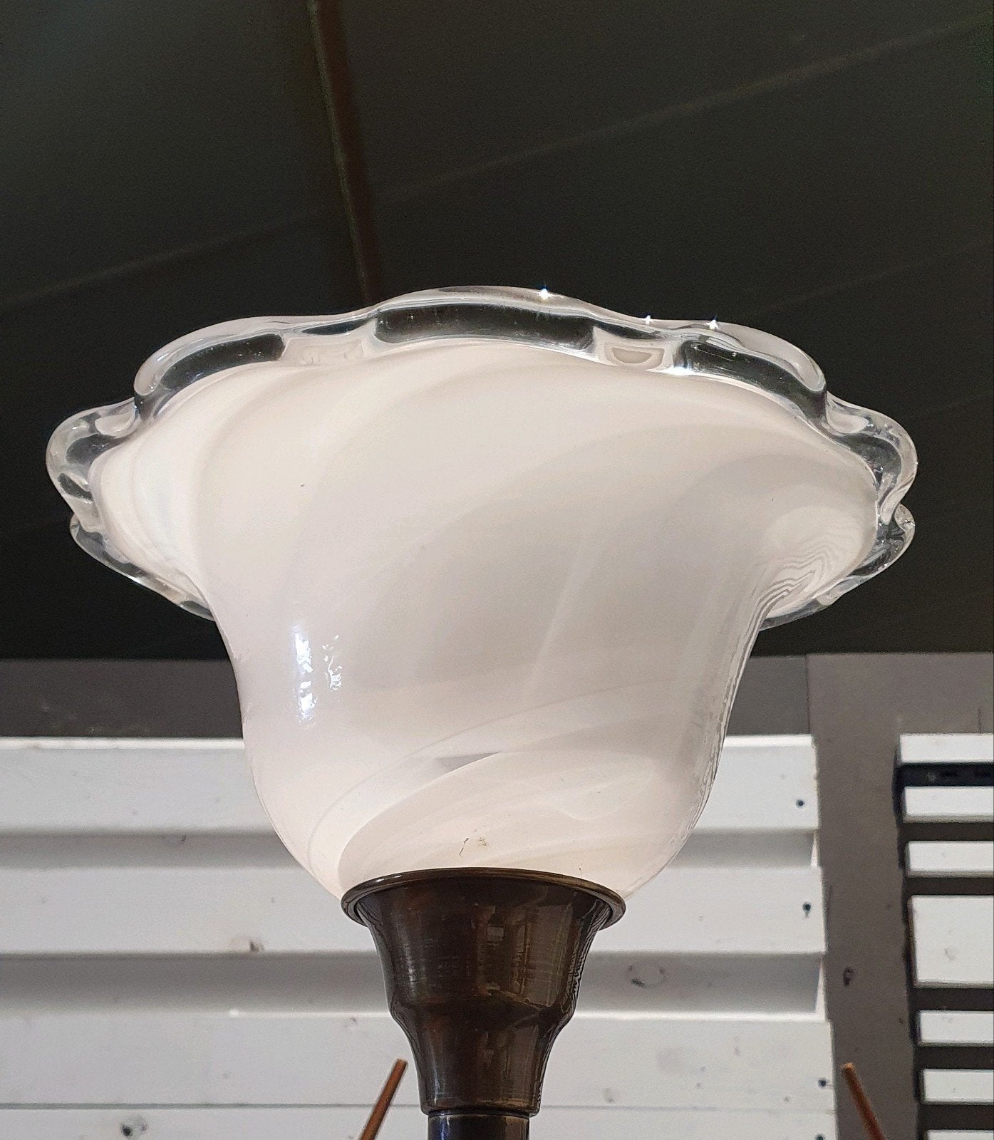 vintage staande lamp koper dik wit handgemaakt glazen kap, Ophalen, Zo goed als nieuw, Glas, Klassiek vintage hollywood regency