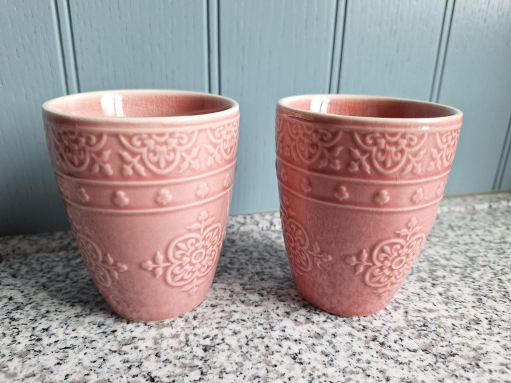 2 roze koffiemokjes met reliëf, Capri, Ophalen of Verzenden