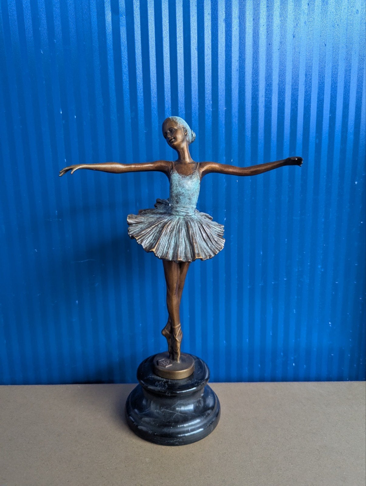 Bronzen ballerina beeld op marmeren sokkel, Gepatineerd, Ophalen of Verzenden, Brons, 20 - 50 cm