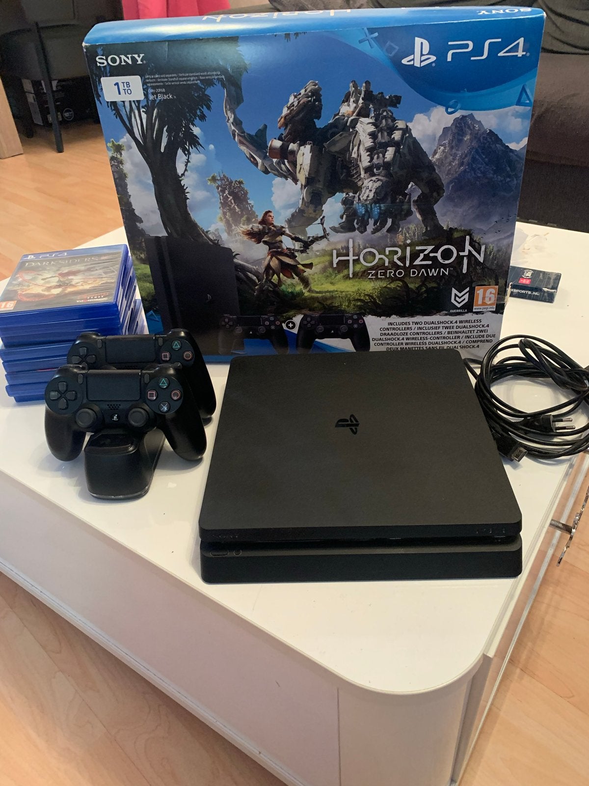 PS4 Slim 1TB met 2 controllers en 9 games, Spelcomputers en Games, Ophalen, Met 2 controllers, 1 TB, Slim