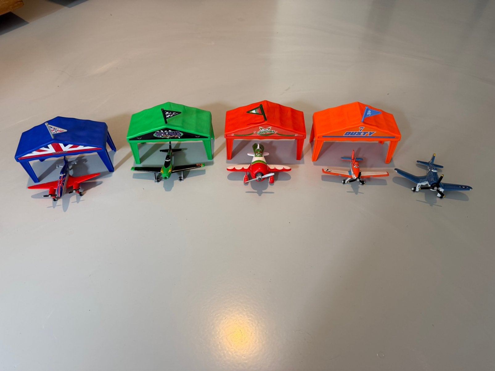 Planes + bijbehorende hangar, Verzenden, Zo goed als nieuw