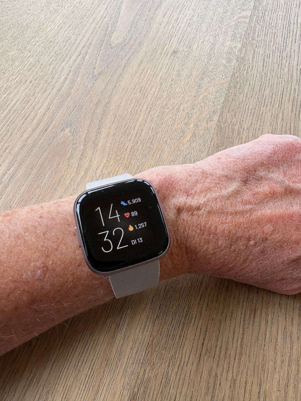 Fitbit Versa 2 Smartwatch - Grijs met extra bandjes, Stappen, Ophalen of Verzenden, Zo goed als nieuw, Fitbit