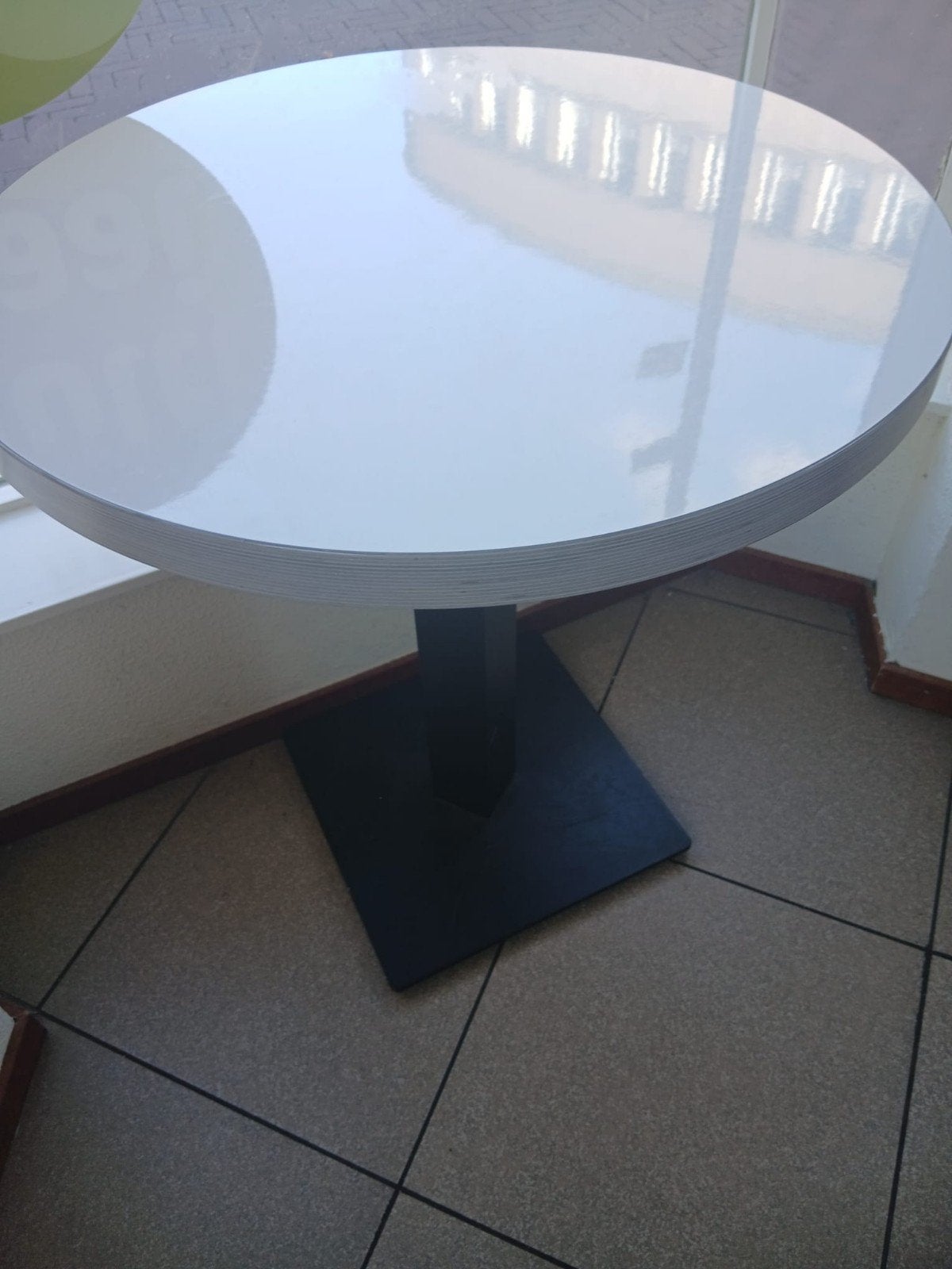 Ronde witte tafel met zwarte voet - perfect voor kleine r., Huis en Inrichting, Ophalen, Kunststof, 50 tot 100 cm, Rond