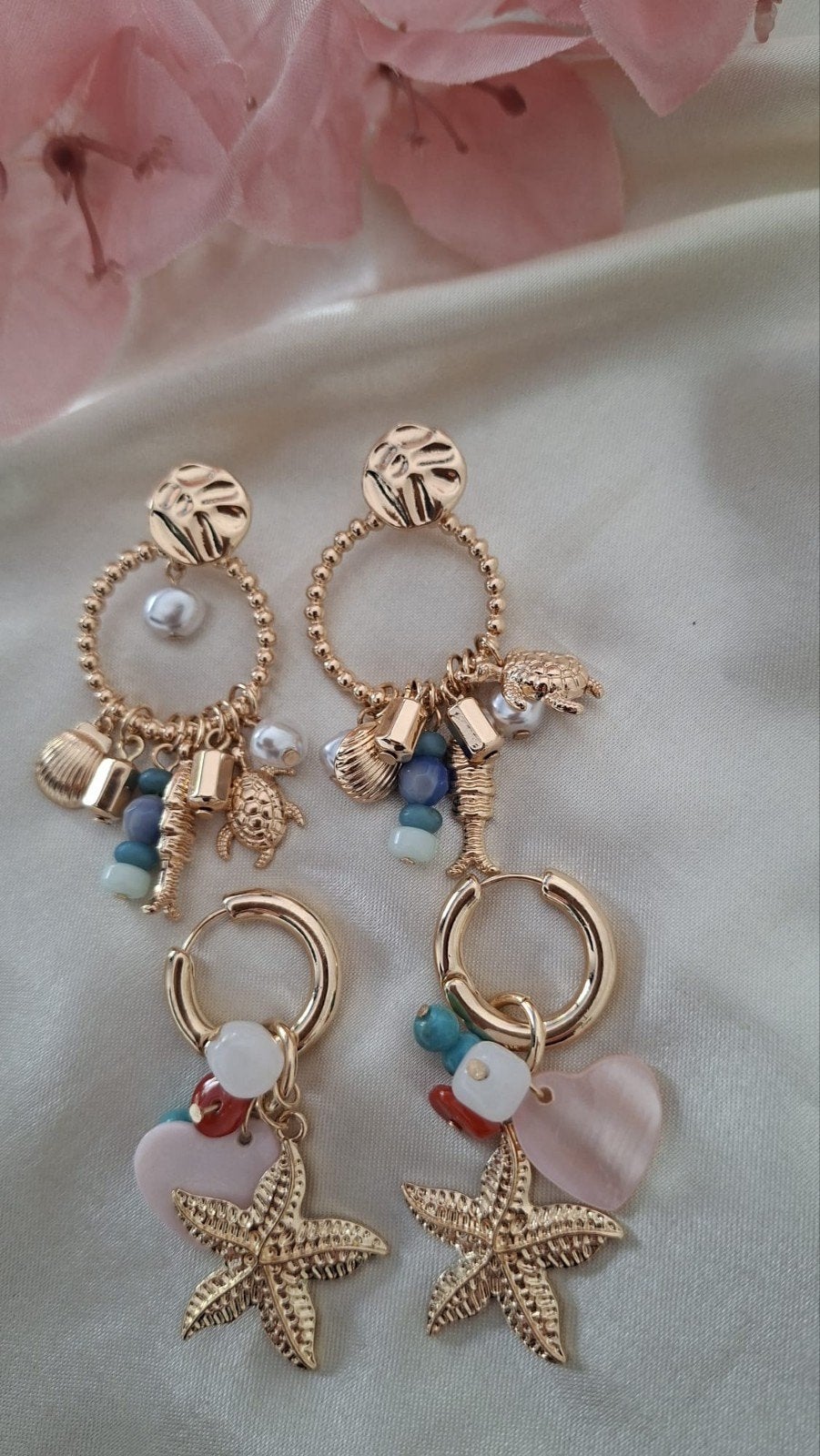 Gouden oorbellen met bedeltjes - Zee thema, Overige materialen, Ophalen of Verzenden, Zo goed als nieuw, Knopjes of Stekers