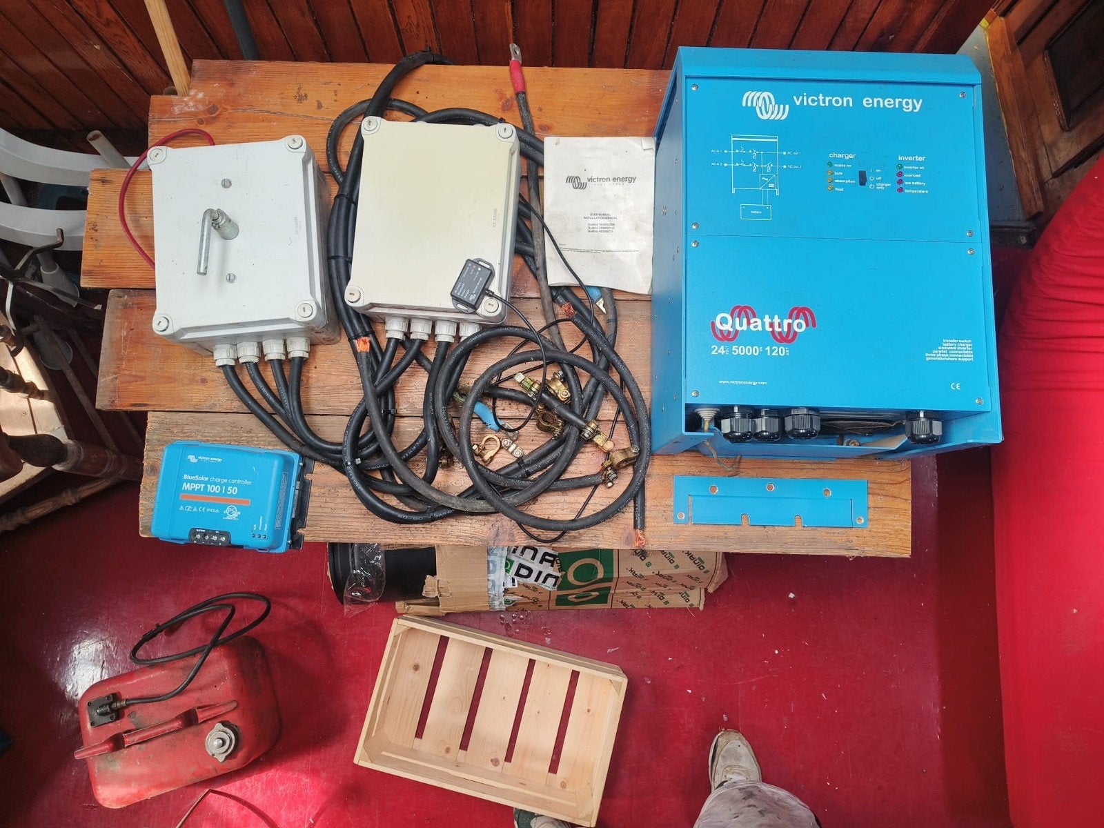 Victron Omvormer/Lader, MPPT & 4 Zonnepanelen (Jinko/AEG), Ophalen, Gebruikt