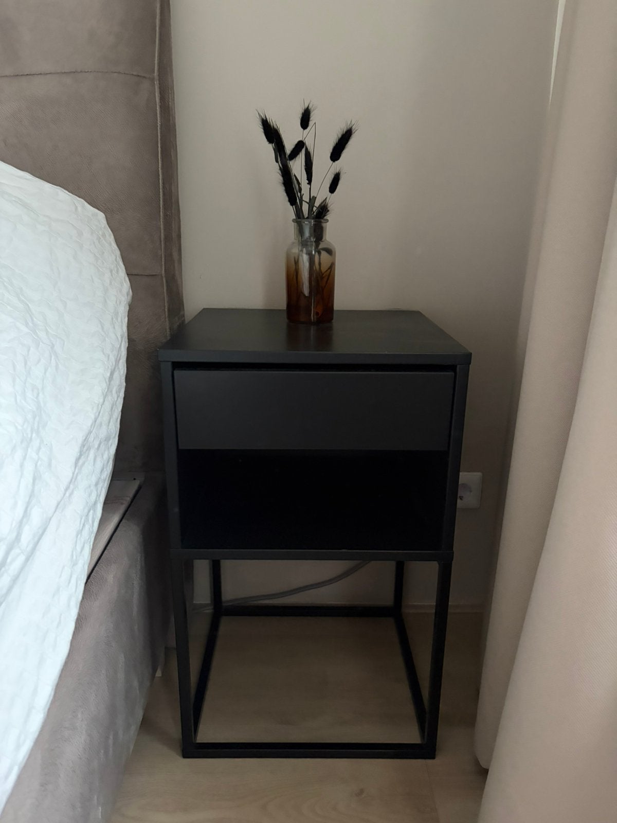 Vikhammer nachtkastje 2 stuks zwart, Huis en Inrichting, Zo goed als nieuw, 45 tot 65 cm, Hout, 55 tot 70 cm