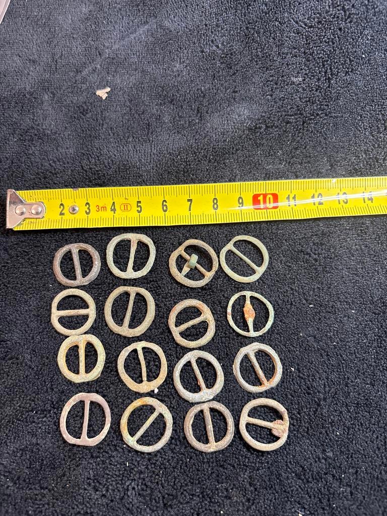 Set van 16 kleine ronde gespen, mogelijk Romeins/Middeleeuws, Ophalen of Verzenden, Zo goed als nieuw