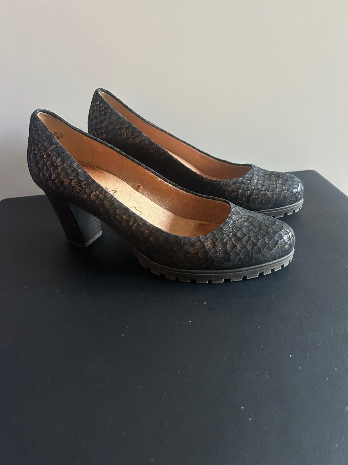 Zwart/Brons- Kleurige Caprice Pumps maat 40 (maat 6,5), Kleding | Dames, Schoenen, Pumps, Zwart, Ophalen of Verzenden, Gedragen
