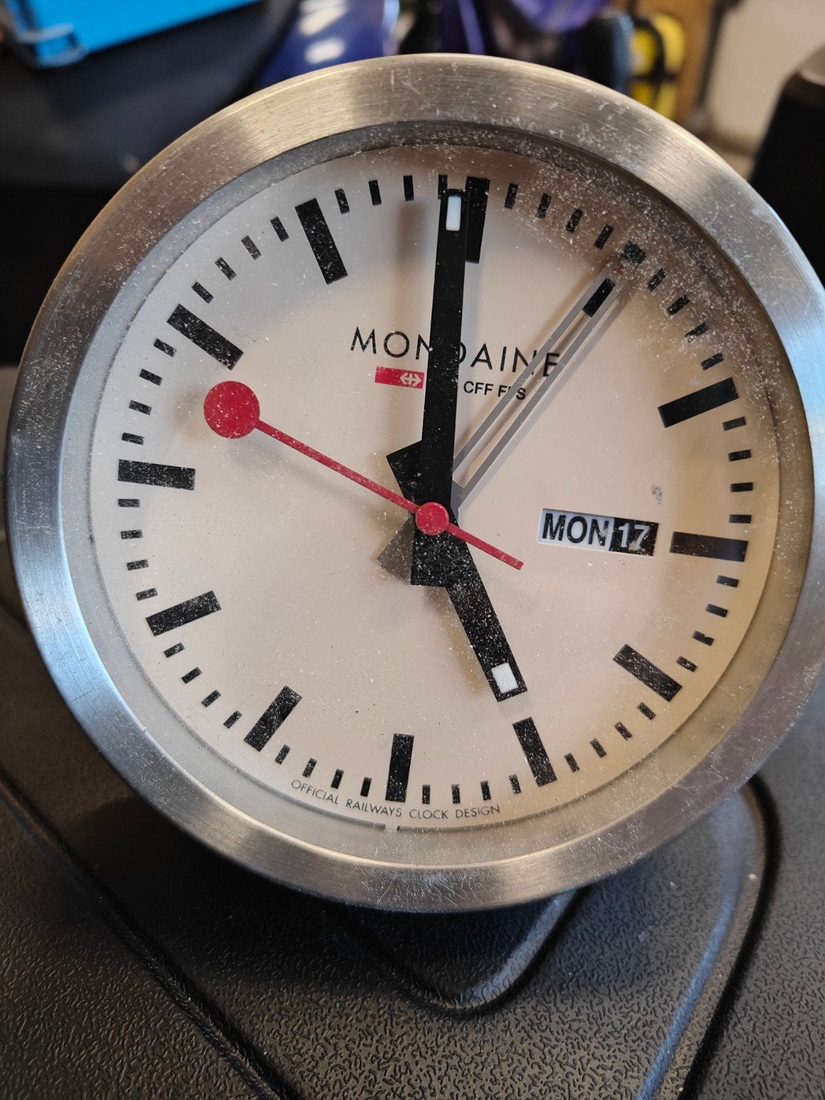 Mondaine stationsklok tafelmodel, Gebruikt, Analoog, M, Ophalen of Verzenden