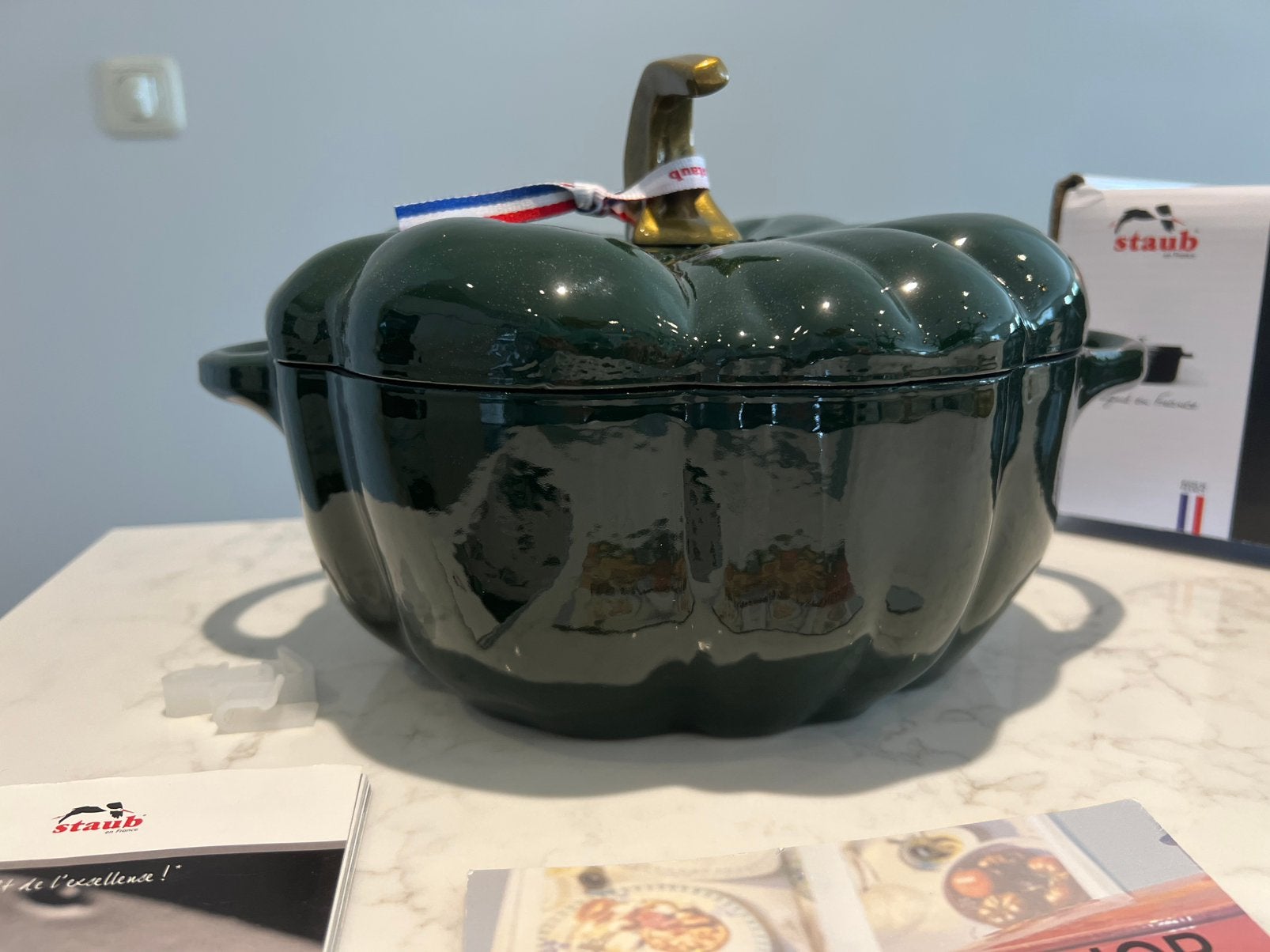Nieuwe Staub Pompoen 24 cm Basilicum in de doos, Met handvatten, Nieuw, Ophalen of Verzenden, Staub