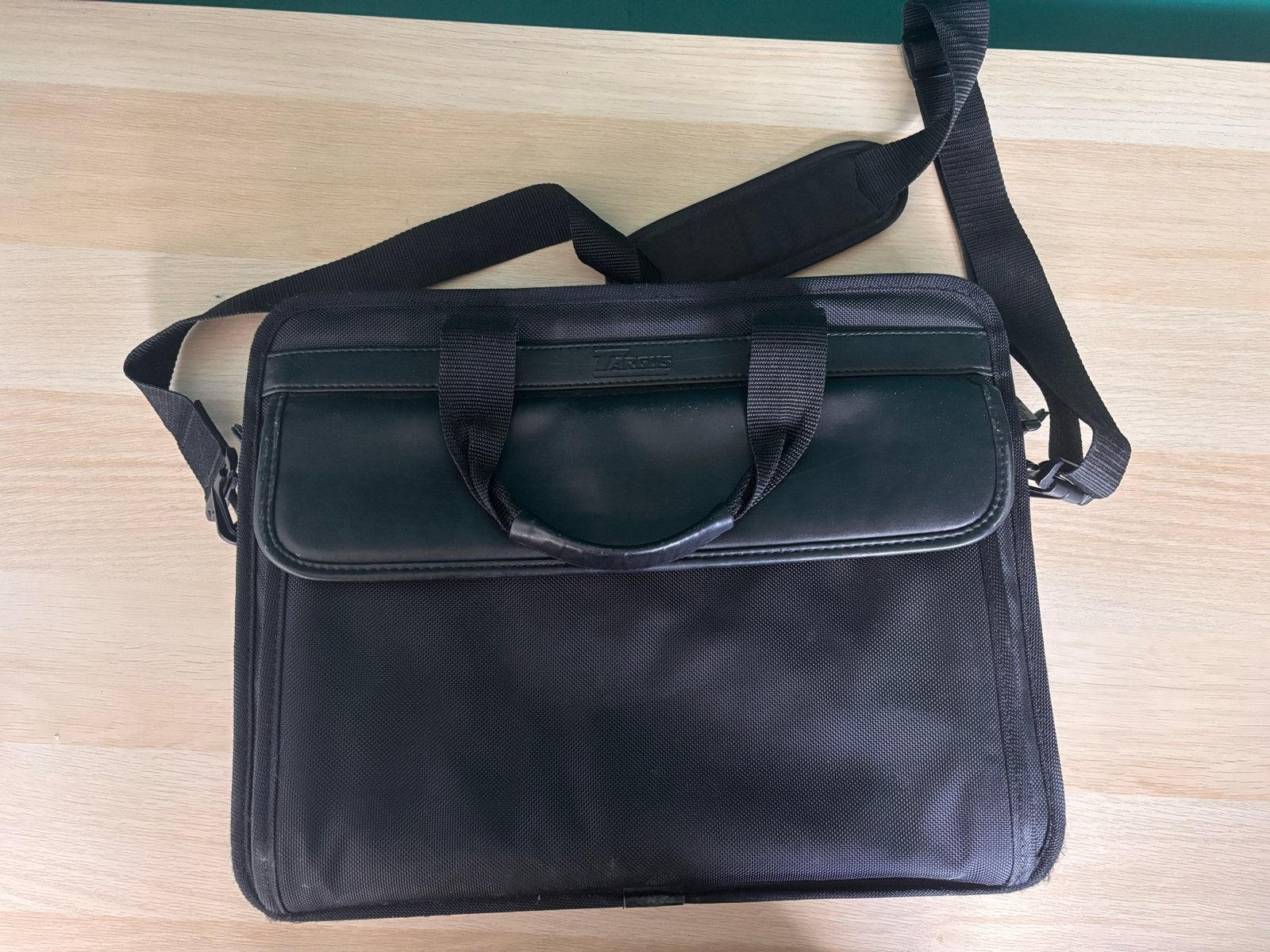 Targus laptoptas met schouderband, Computers en Software, Ophalen of Verzenden, Gebruikt, Overige typen